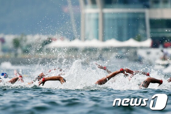 여자 오픈워터 수영 5㎞ '치열한 경쟁'