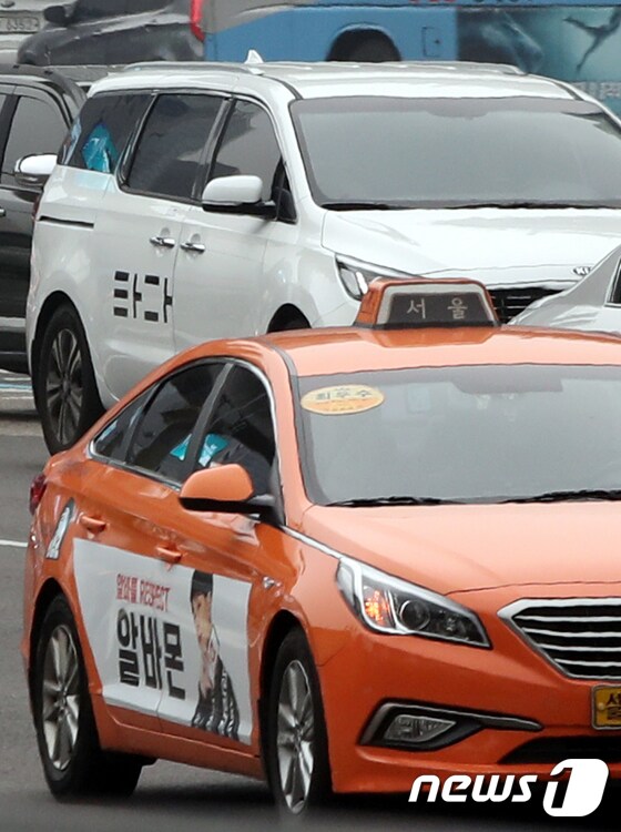 국토교통부가 '혁신성장과 상생발전을 위한 택시제도 개편방안'을 발표한 17일 서울 도심에서 택시와 '타다'차량이 운행하고 있다. 2019.7.17/뉴스1 © News1 이광호 기자