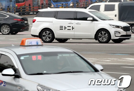 서울 도심에서 택시와 '타다' 차량이 운행하고 있다. © News1