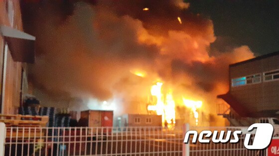 김포시 고촌읍의 한 커피 재료 창고에서 화재가 발생했다.(김포소방서제공)© 뉴스1