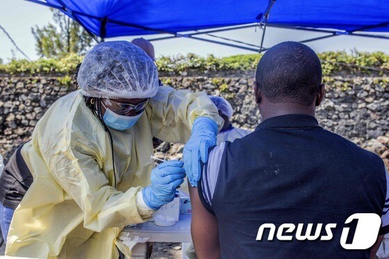 지난 15일(현지시간) 아프리카 콩고민주공화국 북키토주 주도 고마에 있는 아피아 힘비 보건소에서 한 남성이 에볼라 백신을 맞고 있다. © AFP=뉴스1
