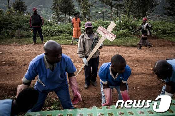 지난 5월 16일(현지시간) 콩고 부템보에서 콩고 보건부 직원들이 에볼라 바이러스 희생자가 담긴 관을 운반할 준비를 하고 있다. © AFP=뉴스1
