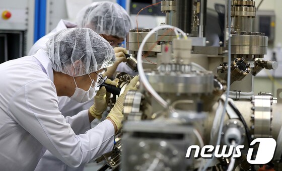 한국과학기술연구원에서 연구원들이 차세대 반도체 개발에 몰두하고 있다. 2019.7.19/뉴스1 © News1 이종덕 기자