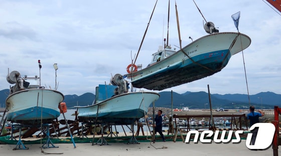 제5호 태풍 다나스가 북상하고 있는 19일 오후 전북 부안군 가력항에서 어선이 태풍을 피하기 위해 육지로 옮겨지고 있다.(부안군 제공)2019.7.19 /뉴스1 © News1 문요한 기자