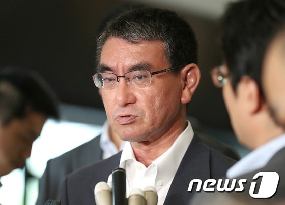 19일 일본 외무성에 초치된 남관표 주일 한국대사를 만난 고노 다로 일본 외무상이 기자들의 질문에 답하고 있다. © AFP=뉴스1