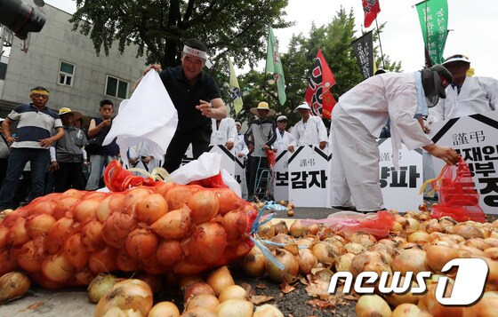 '청와대 앞에 양파 놓는 성난 농심'