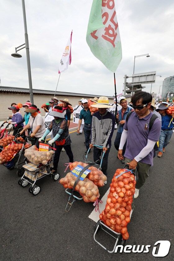 성난 농민들 '청와대로 행진'
