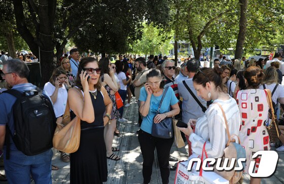 19일 오후 발생한 갑작스런 지진에 거리로 뛰쳐나온 아테네 주민들. © 로이터=뉴스1