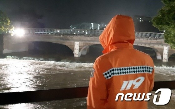 '태풍 다나스' 현장 점검하는 소방대원