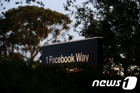 미국 캘리포니아 페이스북 본사 앞의 보이는 도로(페이스북 웨이) 표지판  © 로이터=뉴스1
