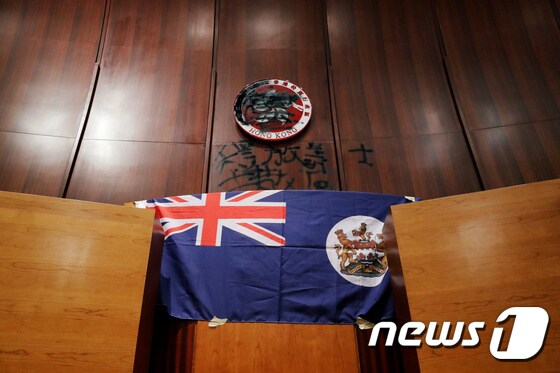 홍콩 시위대가 입법회 의사당 연단에 영국 식민지 시절 사용하던 영국령 홍콩기를 걸어놓고 있다. © 로이터=뉴스1 © News1 우동명 기자