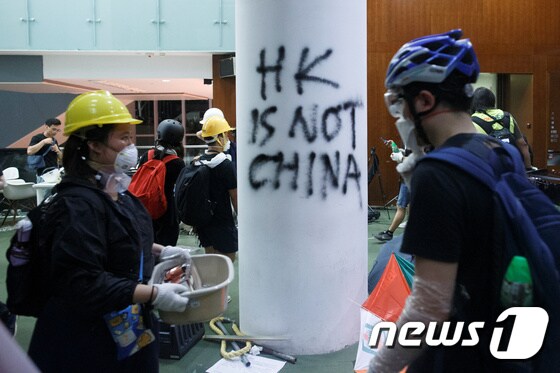1일 시위대가 입법회에 난입, 홍콩은 중국이 아니다는 구호를 적었다.  © 로이터=뉴스1 © News1 우동명 기자