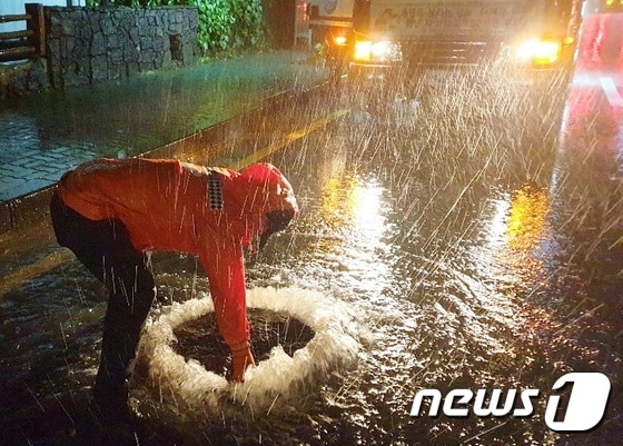 '태풍 다나스' 제주, 도로 맨홀 물 넘쳐