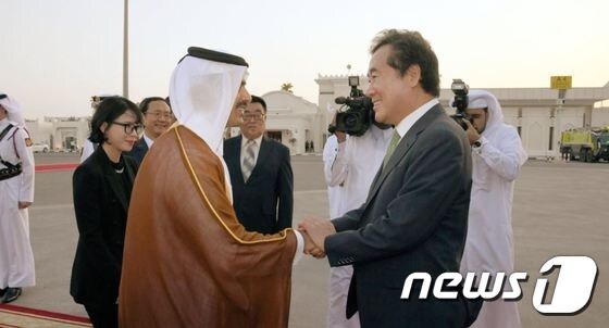 카타르에 도착한 이낙연 총리를 알 카비 카타르 에너지 담당 국무위원 영접하고 있다.(총리 페이스북) 