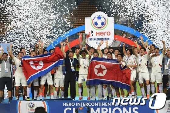 북한이 히어로 인터콘티넨털컵 2019 우승 트로피의 주인공이 됐다. © AFP=뉴스1