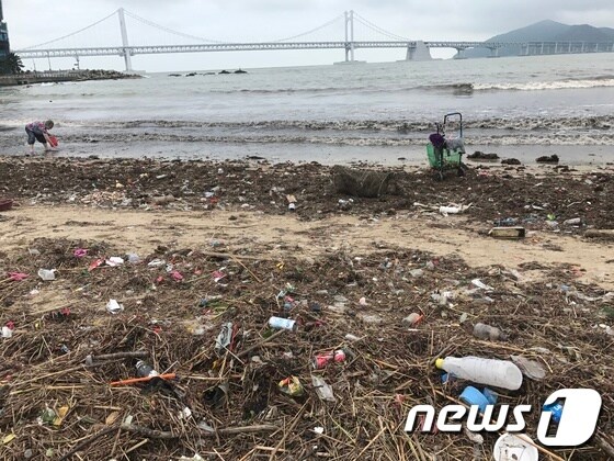 "태풍에 떠밀려"…광안리해수욕장 쓰레기 더미 '습격'