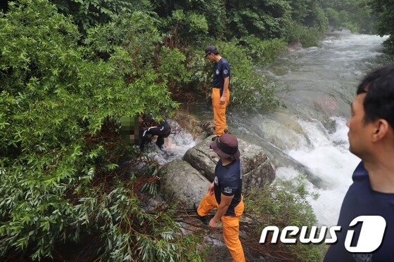 경남 거창군 한 계곡에서 손을 씻던 60대가 급류에 휩쓸려 실종됐다가 숨진 채 발견됐다. (경남소방본부 제공)2019.7.21 /© 뉴스1