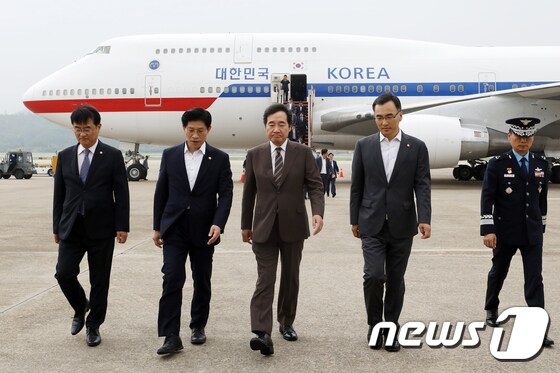 이낙연 총리가 방글라데시·타지키스탄·키르기스스탄·카타르 등 4개국 순방을 마치고 서울공항을 통해 귀국하고 있다. 민경석 기자