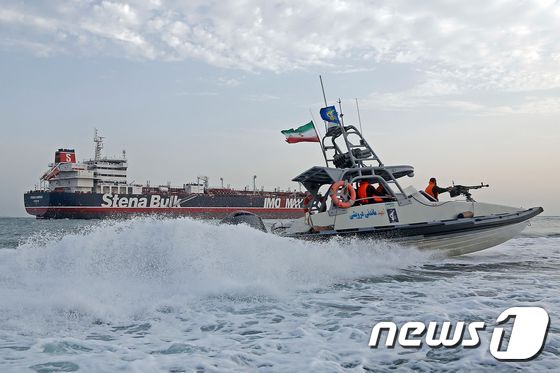 지난 19일(현지시간) 호르무즈 해협 인근에서 이란혁명수비대(IRGC) 소속 무장경비함이 영국 유조선 스테나 임페로호에 접근하고 있다. © AFP=뉴스1