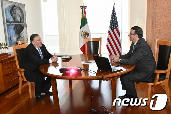 [사진] 멕시코 외무 장관과 회담하는 폼페이오