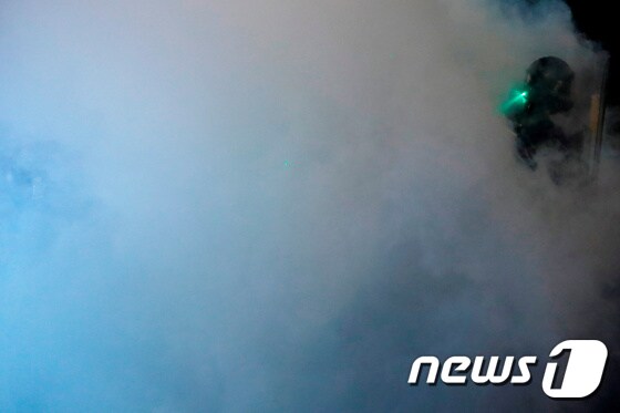 6월 12일 경찰이 시위대에 처음으로 최루탄을 발사했다. © 로이터=뉴스1 © News1 우동명 기자