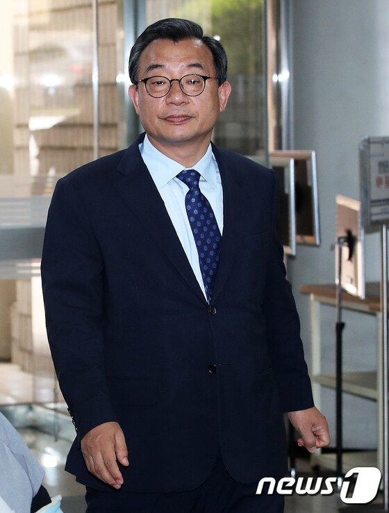 '세월호 보도 개입' 이정현 의원, 항소심 공판 출석