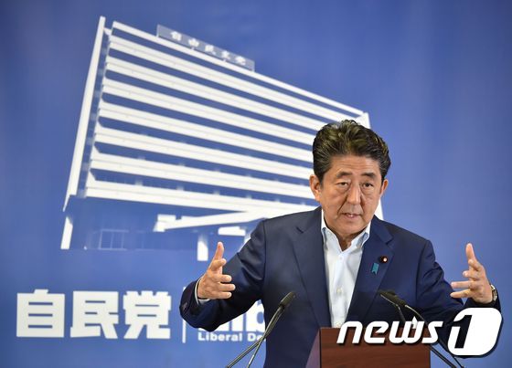 아베 신조 일본 총리 겸 자민당 총재가 22일 오후 자민당 본부에서 기자회견을 열어 전날 치러진 참의원선거 결과 등에 대한 당의 입장을 설명하고 있다. © AFP=뉴스1