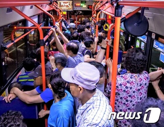 '노회찬 버스'로 불리게 된 지선 6411번 버스 첫차를 탄 시민들이 22일 오전 출근하고 있다.. 2019.7.23/뉴스1 © News1 황덕현 기자