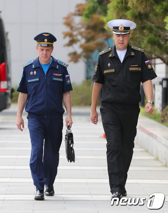 니콜라이 마르첸코 러시아 공군무관과 세르게이 발라지기토프 해군 무관이 23일 러시아 군용기 한국방공식별구역(KADIZ) 무단 진입과 관련해 서울 합동참모본부로 초치되고 있다. 합참 관계자는 이날 