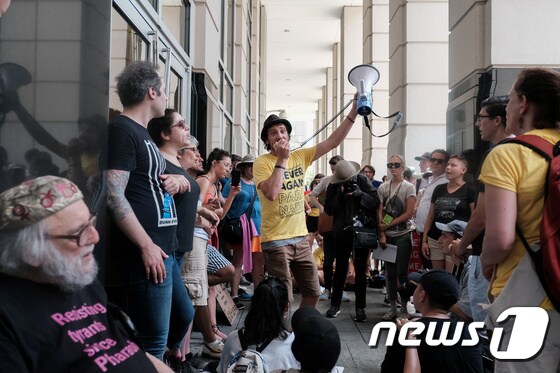이민자 인권운동가들이 워싱턴 이민세관국앞에서 항의 집회를 벌이고 있다. © 로이터=뉴스1