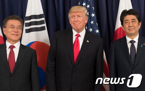 왼쪽부터 문재인 대통령, 도널드 트럼프 미국 대통령, 아베 신조 일본 총리. © AFP=뉴스1