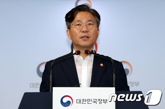 성윤모 "'日 수출규제' 근거 없어…즉시 원상 회복할 것"