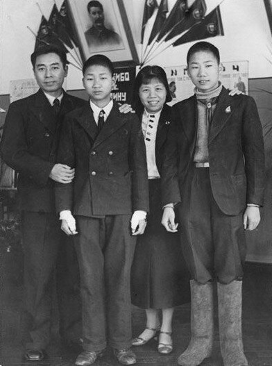 맨 왼쪽이 저우언라이, 가운데가 저우언라이의 부인인 덩잉차오. 저우언라이와 덩잉차오 사이에 있는 인물이 리펑. - 바이두 갈무리