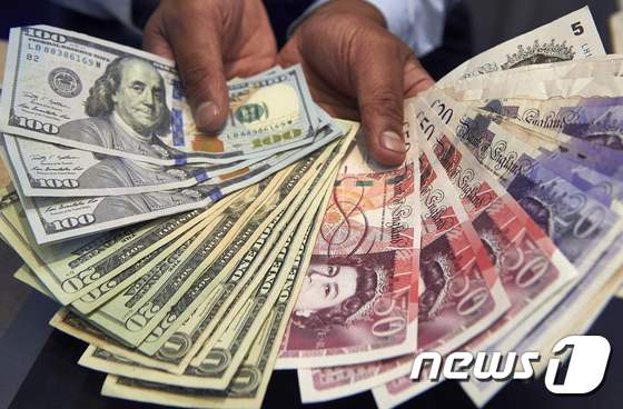 1달러, 20달러, 100달러 지폐와 5파운드, 20파운드, 50파운드 지폐. © AFP=뉴스1