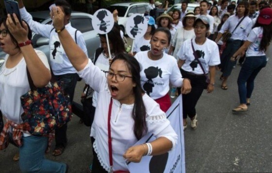 미얀마 시민들이 아동 성폭행 가해자 처벌을 요구하는 시위를 벌이고 있다. - BBC 화면 갈무리