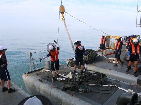 해군은 2008년부터 지난해까지 연평어장에서 총 896톤의 폐기물을 수거했다. 지난해에도 해군 구조함 통영함(ATS-2)이 연평어장 내 폐기물 수거작전을 펼쳤다. 사진은 지난해 작업 장면.(해군 제공)