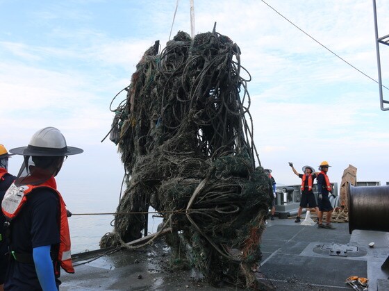 해군은 2008년부터 지난해까지 연평어장에서 총 896톤의 폐기물을 수거했다. 지난해에도 해군 구조함 통영함(ATS-2)이 연평어장 내 폐기물 수거작전을 펼쳤다. 사진은 지난해 작업 장면.(해군 제공)