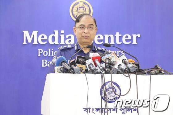 방글라데시 경찰국장이 루머에 현혹되지 말 것을 당부하는 기자회견을 하고 있다. © AFP=뉴스1