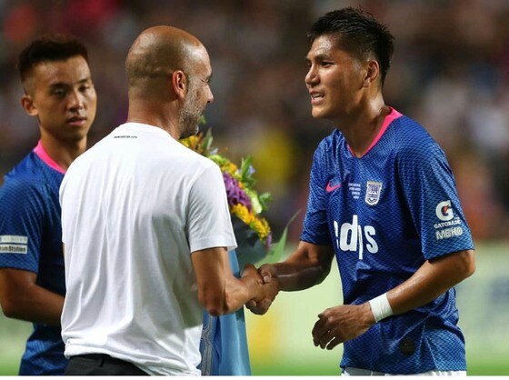 김동진이 자신의 고별전이 된 맨체스터시티와의 경기에서 펩 과르디올라 감독에게 인사를 받고 있다. (DJ매니지먼트 제공) © 뉴스1