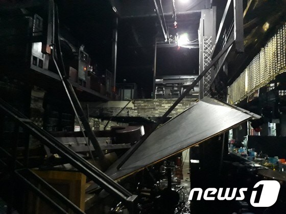 27일 오전 2시39분쯤 광주 서구의 한 클럽 복층 구조물이 붕괴된 모습.(독자제공) 2019.7.27/뉴스1 © News1 허단비 기자