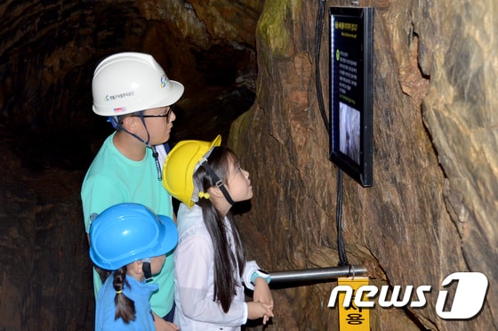 2019년 강원 영월군 고씨동굴을 찾은 관광객들 자료사진 © News1 