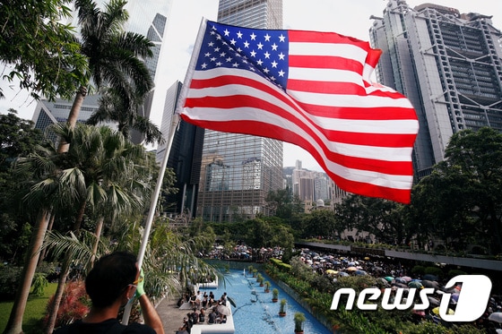 지난 7월 28일 홍콩의 시위 현장에 미국 성조기가 처음 등장했다. © 로이터=뉴스1 © News1 