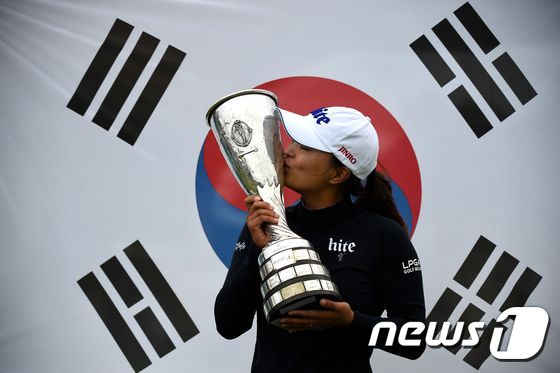 28일(현지시간) 에비앙 챔피언십에서 우승을 차지한 고진영이 트로피에 입을 맞추고 있다. © AFP=뉴스1
