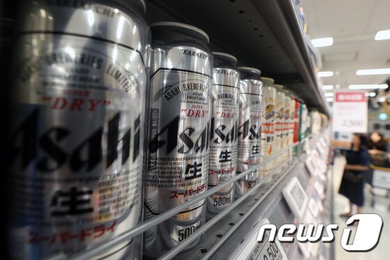 서울 시내 한 대형마트에 일본맥주가 진열돼 있다.  /뉴스1 © News1 황기선 기자