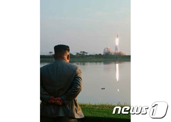 지난달 25일 단거리 탄도 미사일 발사 장면을 지켜보는 김정은 북한 국무위원장.(노동신문) © 뉴스1