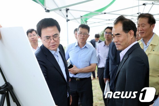 김태흠 국회의원(사진왼쪽 두번째)과 김인식 사장(사진가운데)© 뉴스1