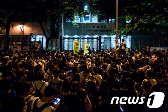30일 홍콩에서 송환법에 반대하는 시위대가 시민들을 구금한 경찰서 앞에서 구호를 외치고 있다. © AFP=뉴스1 © News1 우동명 기자