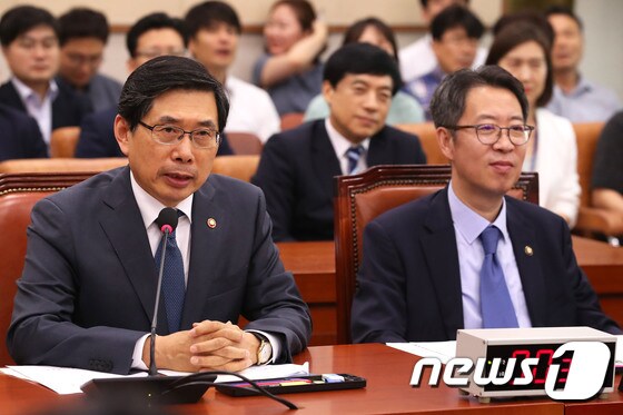 박상기 법무부 장관(왼쪽)이 31일 오후 서울 여의도 국회에서 열린 법제사법위원회 전체회의에서 의원들의 질의에 답하고 있다. 2019.7.31/뉴스1 © News1 임세영 기자