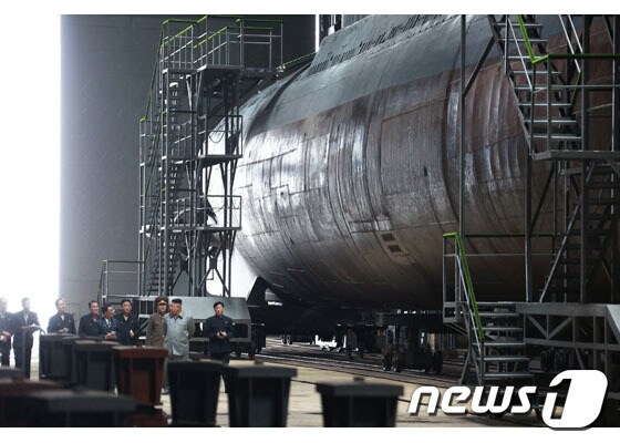 북한 노동당 기관지 노동신문은 지난 23일 김정은 국무위원장이 새로 건조한 잠수함을 시찰했다고 전하며 