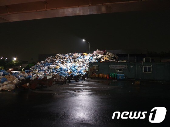 서울시 A구의 위탁업체가 만든 쓰레기 중간 처리장© 뉴스1